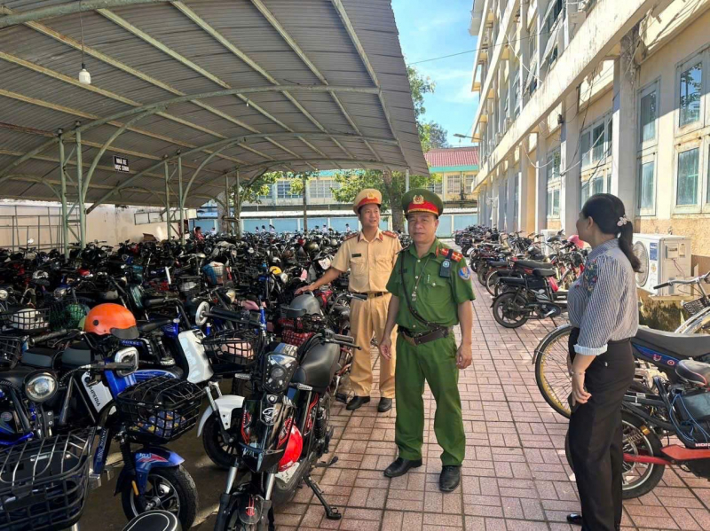 ពិនិត្យចំណតរថយន្ត ដើម្បីធានាថាសិស្សដឹងអំពីច្បាប់ -0