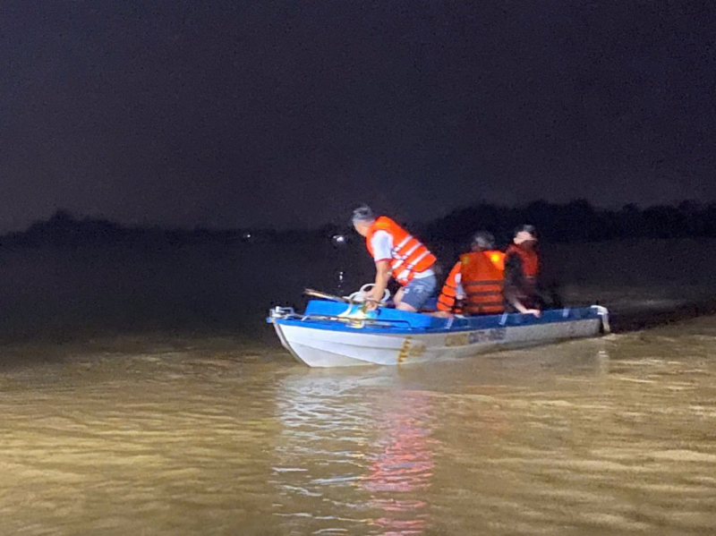 Công an Quảng Trị căng mình giữa mưa lũ, bảo vệ an toàn cho người dân -0