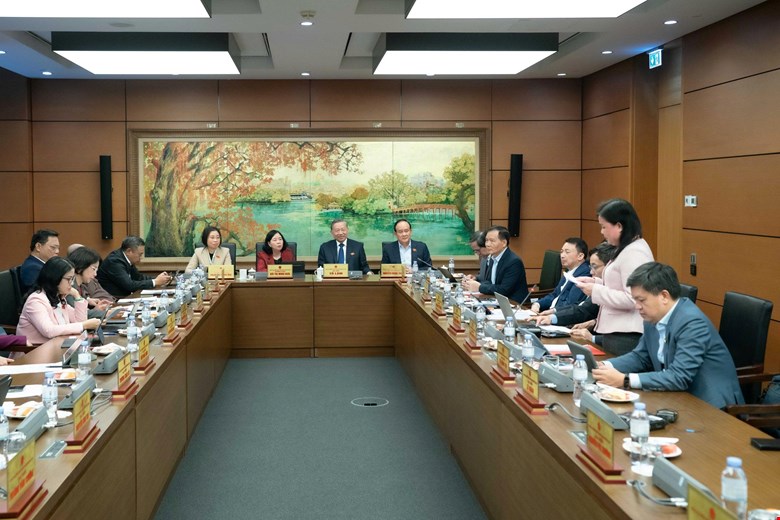 Đại biểu Quốc hội thảo luận sôi nổi, góp ý đa dạng vào Văn kiện Đại hội Đảng XIV