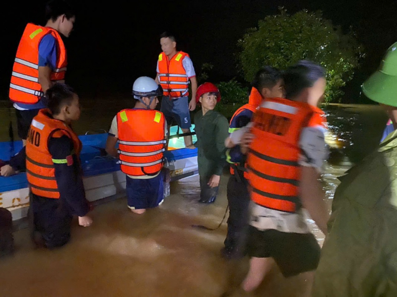 Công an Quảng Trị căng mình giữa mưa lũ, bảo vệ an toàn cho người dân -0