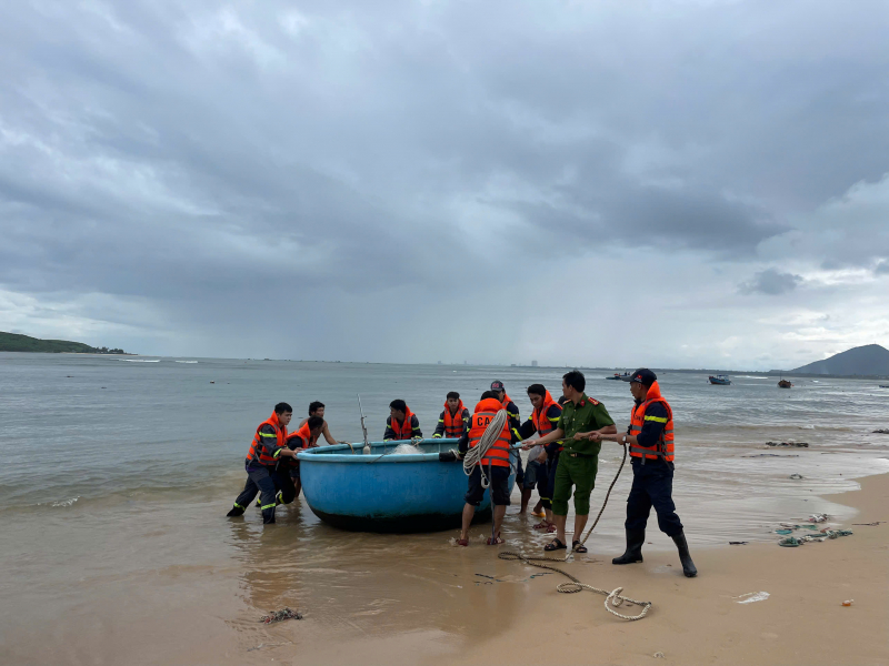 Công an xã, phường ven biển Khánh Hòa, Đắk Lắk giúp dân “đón bão” Kalmaegi với tâm thế sẵn sàng -0