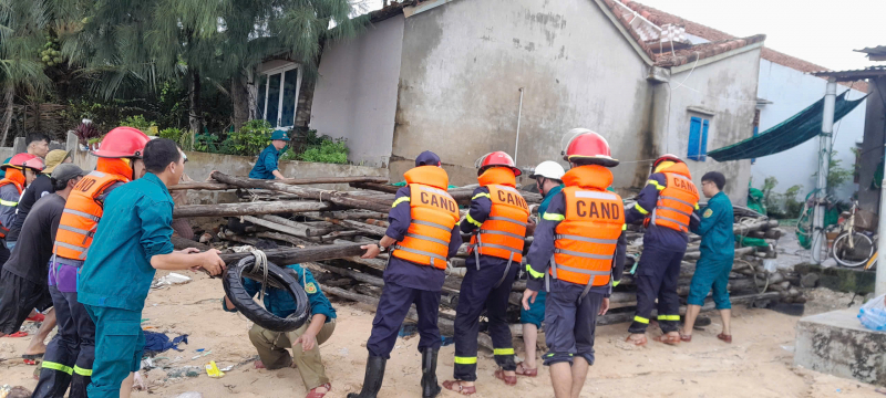 Công an xã, phường ven biển Khánh Hòa, Đắk Lắk giúp dân “đón bão” Kalmaegi với tâm thế sẵn sàng -0