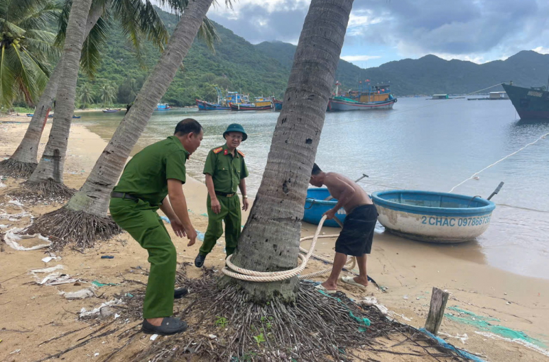Công an xã, phường ven biển Khánh Hòa, Đắk Lắk giúp dân “đón bão” Kalmaegi với tâm thế sẵn sàng -0