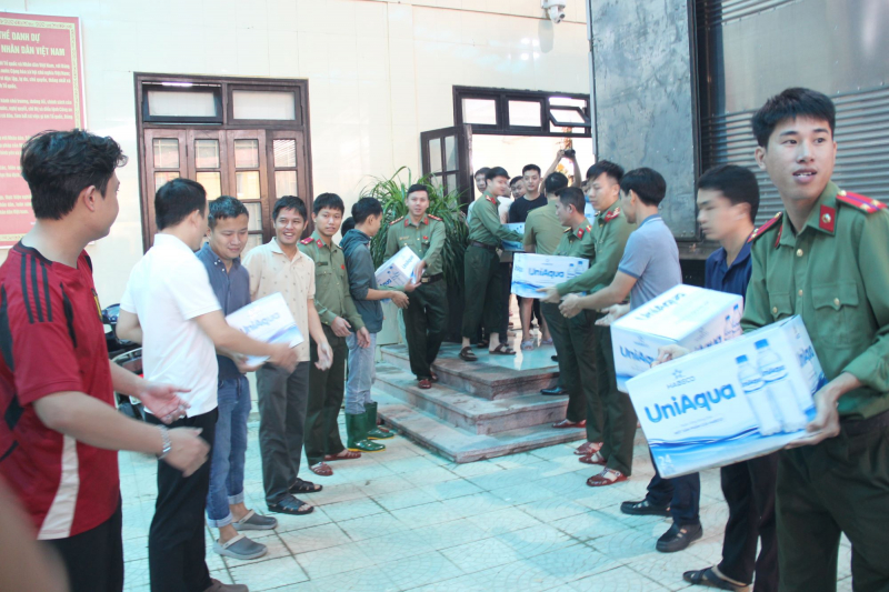 70 tấn gạo, lương thực, nhu yếu phẩm của Bộ Công an đến với người dân vùng lũ xứ Huế -0