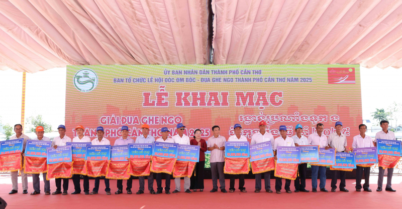 कैन थो शहर में न्गो बोट रेस का कुल पुरस्कार मूल्य 1.4 बिलियन VND -1 से अधिक है