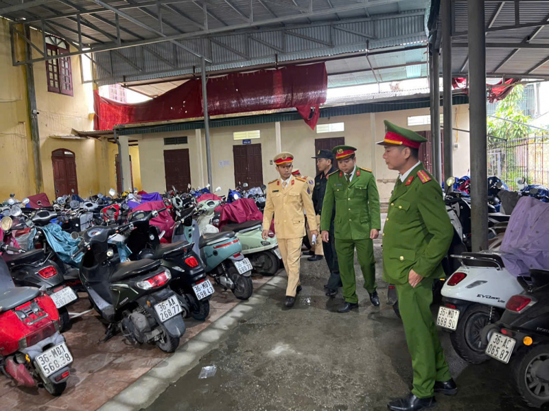 La policía de tránsito controló simultáneamente a los estudiantes en busca de infracciones de seguridad vial.