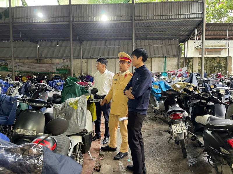 La policía de tránsito controló simultáneamente a los estudiantes en busca de infracciones de seguridad vial.