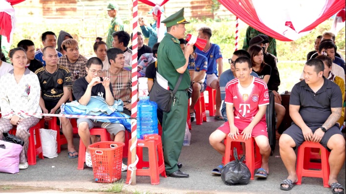 Tiếp nhận 65 công dân Việt Nam do Campuchia trao trả -0