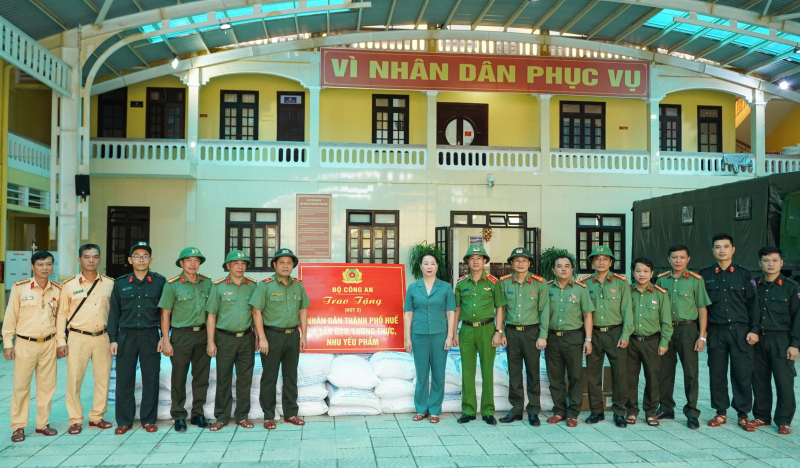 70 tấn gạo, lương thực, nhu yếu phẩm của Bộ Công an đến với người dân vùng lũ xứ Huế -0