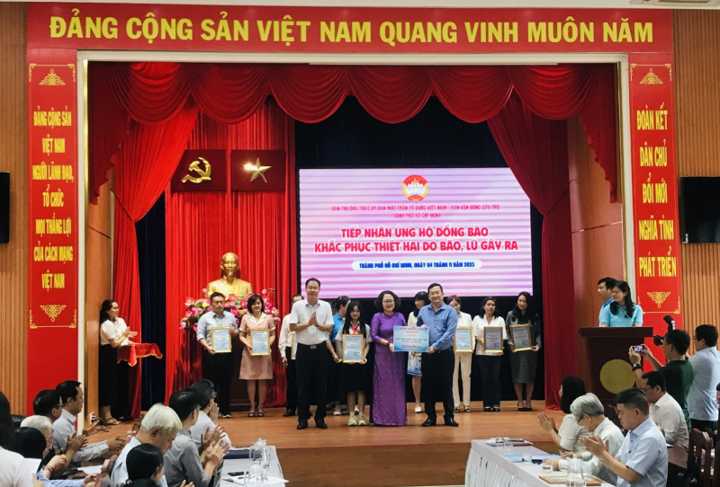 TP Hồ Chí Minh tiếp nhận hơn 210 tỉ đồng hỗ trợ đồng bào vùng bão lũ -0