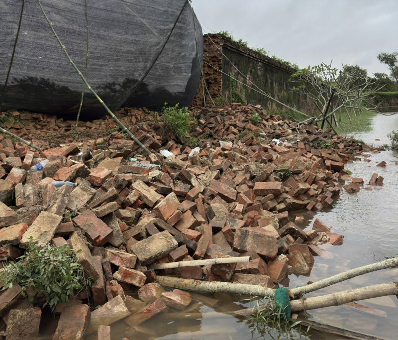 Prolonged rain and floods cause the wall of Hue Imperial Citadel to collapse -0