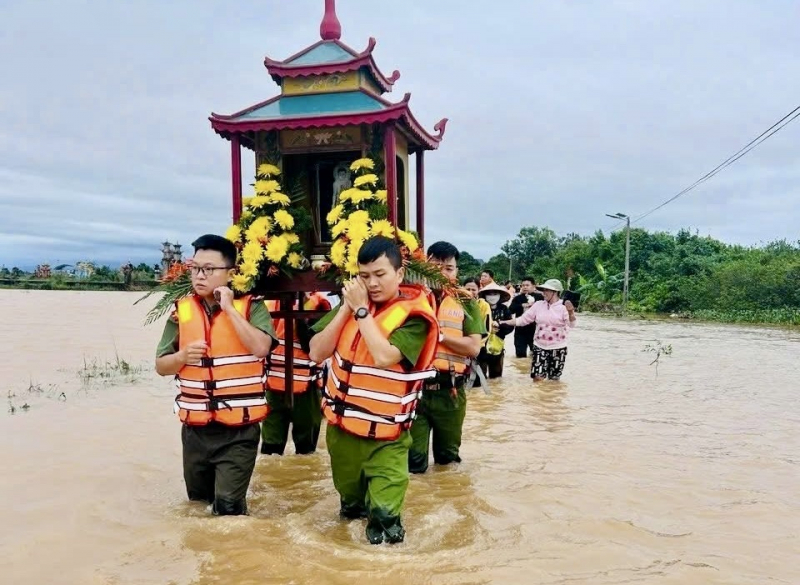 Công an Quảng Trị căng mình giữa mưa lũ, bảo vệ an toàn cho người dân -0