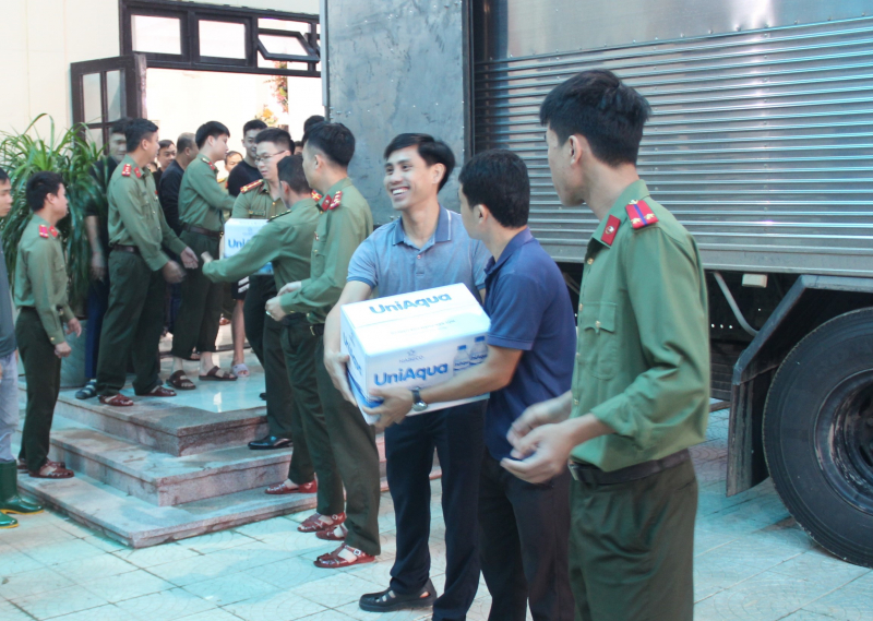 70 tấn gạo, lương thực, nhu yếu phẩm của Bộ Công an đến với người dân vùng lũ xứ Huế -0