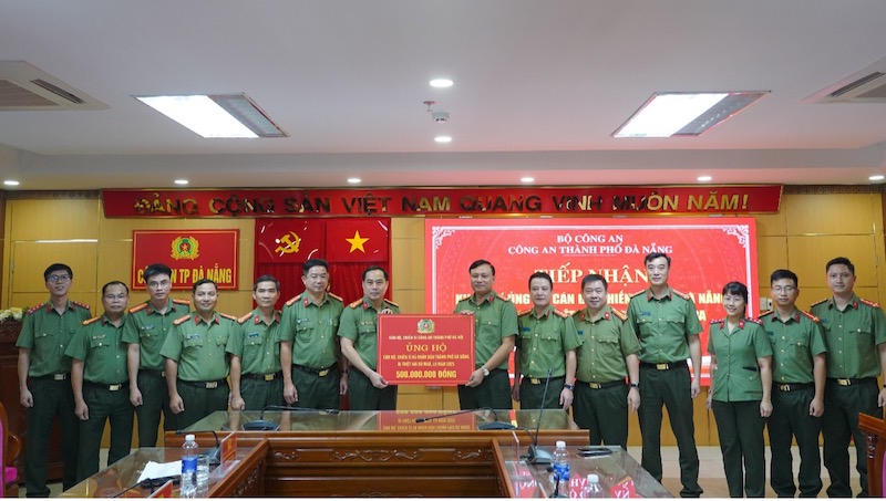 Công an Hà Nội trao 1 tỷ đồng hỗ trợ Công an và nhân dân tỉnh Quảng Ngãi và TP Đà Nẵng khắc phục hậu quả sau bão lụt -0