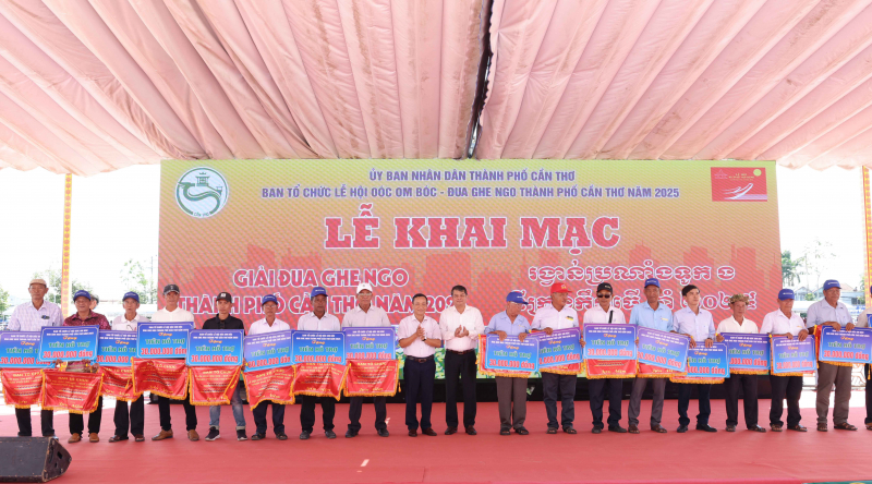 कैन थो शहर में न्गो बोट रेस का कुल पुरस्कार मूल्य 1.4 बिलियन VND -0 से अधिक है