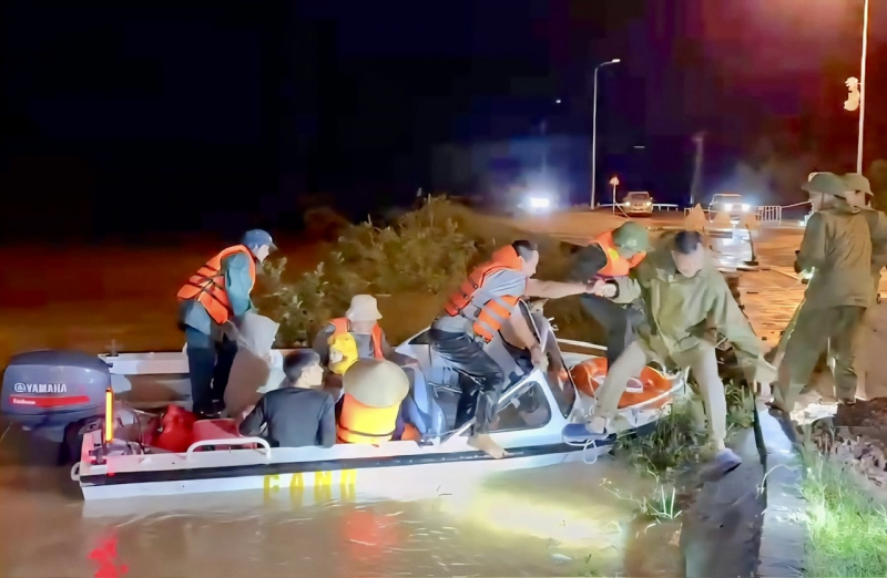 Công an Quảng Trị căng mình giữa mưa lũ, bảo vệ an toàn cho người dân -0