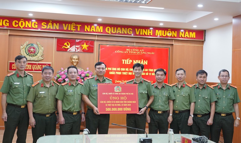 Công an Hà Nội trao 1 tỷ đồng hỗ trợ Công an và nhân dân tỉnh Quảng Ngãi và TP Đà Nẵng khắc phục hậu quả sau bão lụt -0