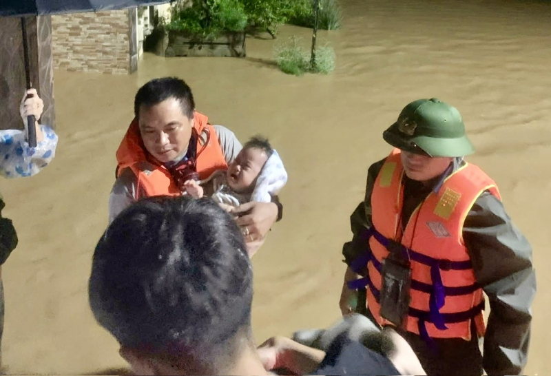 Công an Quảng Trị căng mình giữa mưa lũ, bảo vệ an toàn cho người dân -0