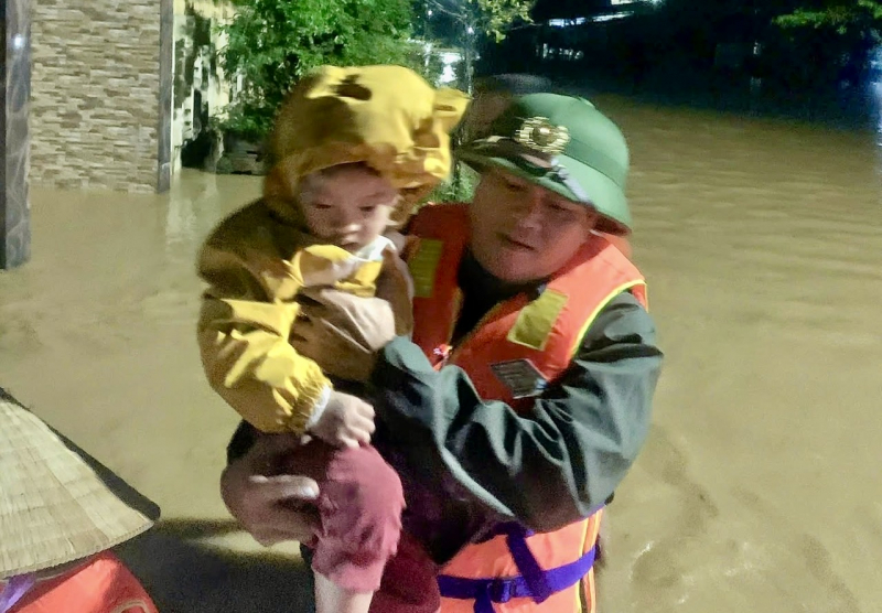 Công an Quảng Trị căng mình giữa mưa lũ, bảo vệ an toàn cho người dân -1