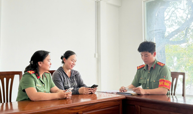 Cán bộ Công an Cần Thơ trao trả tiền cho người dân chuyển nhầm -0