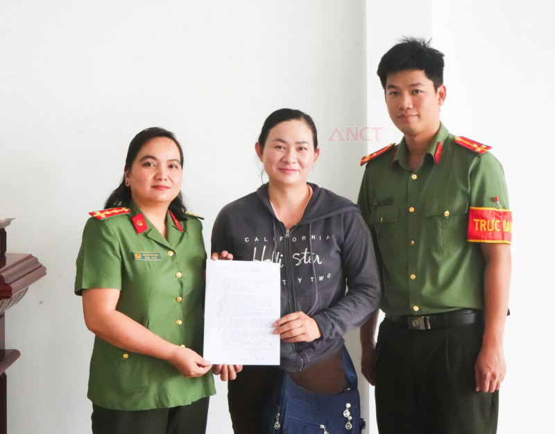 Cán bộ Công an Cần Thơ trao trả tiền cho người dân chuyển nhầm -1
