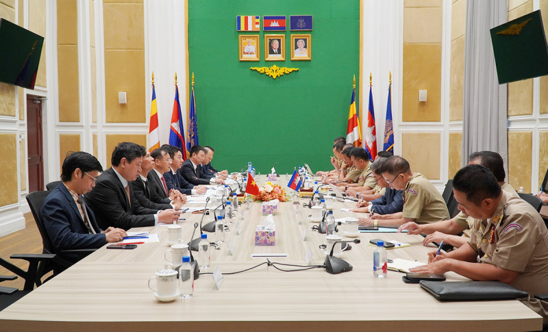 Deputy Minister Nguyen Van Long has talks with Cambodian National Police Chief -0