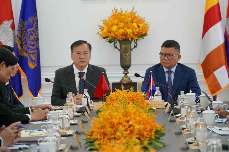 Deputy Minister Nguyen Van Long visits Cambodian National Information Technology Center -0