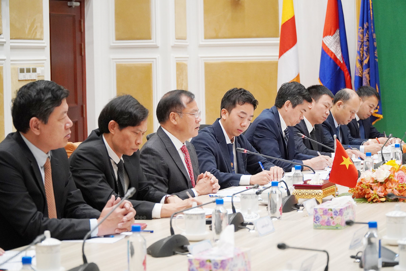 Deputy Minister Nguyen Van Long has talks with Cambodian National Police Chief -0