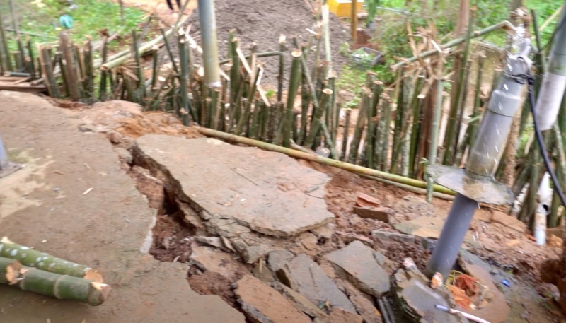 ケサン山岳コミューンには、珍しい地盤沈下地点が多数存在する -0