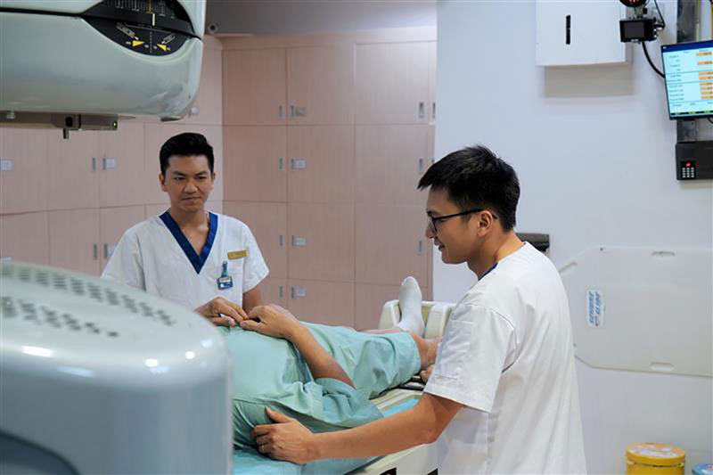 Vinmec ປະສົບຜົນສຳເລັດໃນການປິ່ນປົວມະເຮັງຕ່ອມລູກໝາກດ້ວຍລະບົບການປິ່ນປົວດ້ວຍລັງສີໃໝ່ທີ່ສຸດໃນໂລກ -0