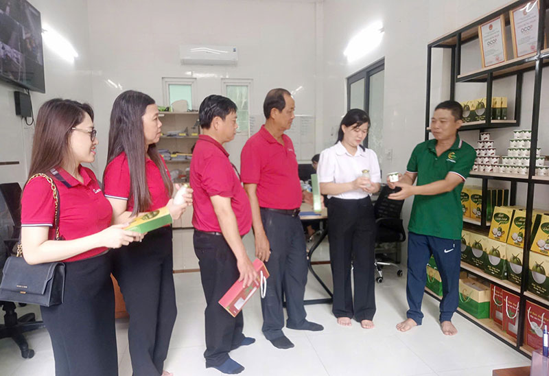 Agribank chi nhánh Trà Vinh đồng hành phát triển đặc sản Dừa sáp -0