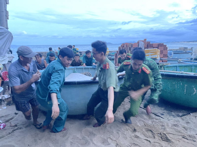 Công an ven biển Đắk Lắk, Khánh Hòa tiếp tục hỗ trợ người dân ứng phó cơn bão Kalmaegi -1