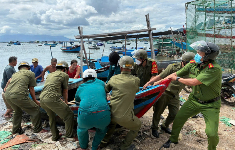 Công an ven biển Đắk Lắk, Khánh Hòa tiếp tục hỗ trợ người dân ứng phó cơn bão Kalmaegi -0