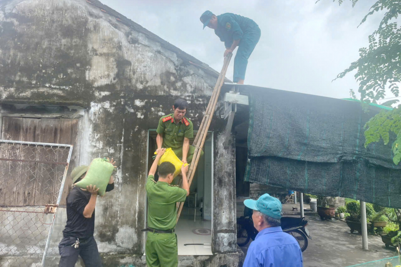 Công an ven biển Đắk Lắk, Khánh Hòa tiếp tục hỗ trợ người dân ứng phó cơn bão Kalmaegi -0