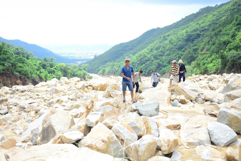 Yêu cầu tháo cạn nước các hồ dự án trên núi ở Tuy Phong -0