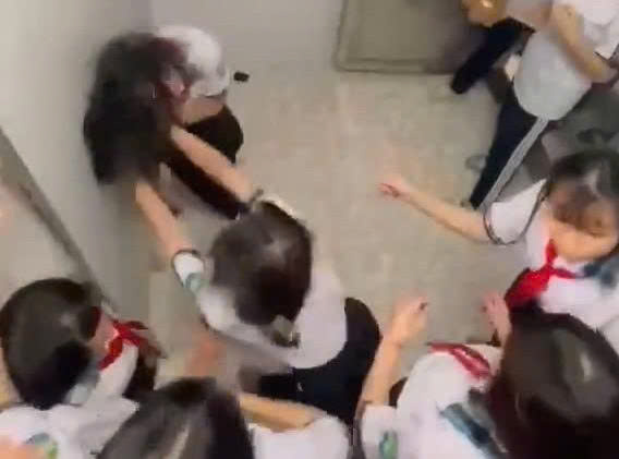 طالبہ کو گروہ نے مارا پیٹا، 3 پسلیاں ٹوٹ گئیں، نفسیاتی طور پر خوفزدہ -1