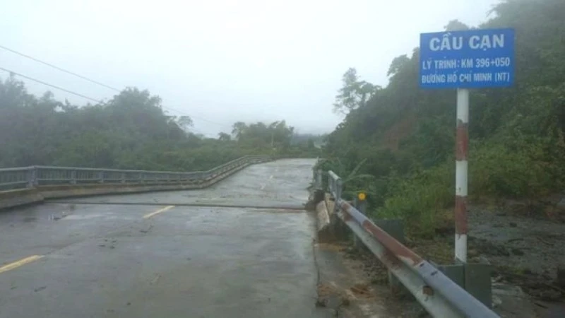 Ministerstvo stavebnictví vyhlásilo mimořádnou událost v souvislosti s živelnou pohromou na mostě na silnici v Ho Či Minově městě -0