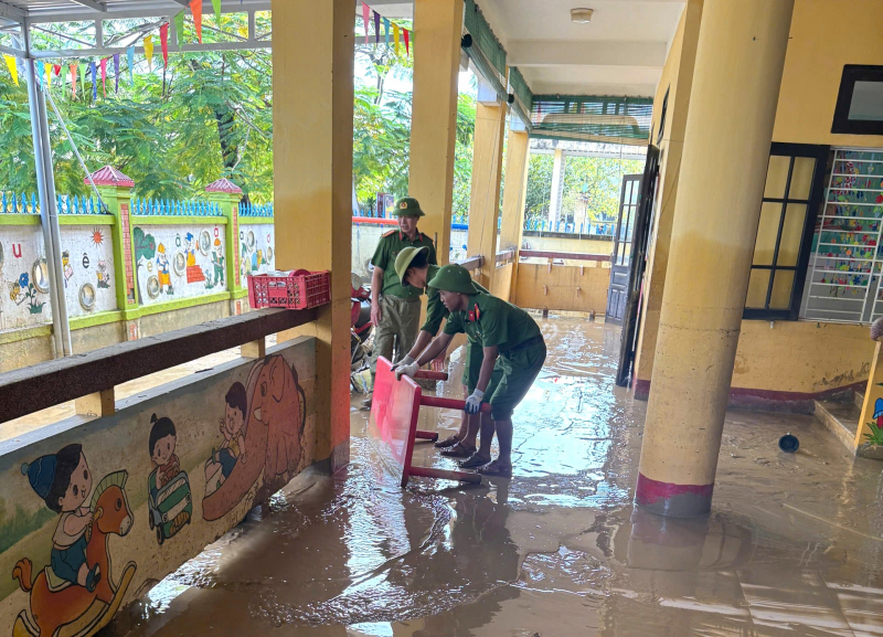 Hundreds of schools in Hue are still flooded, many schools organize online teaching -0