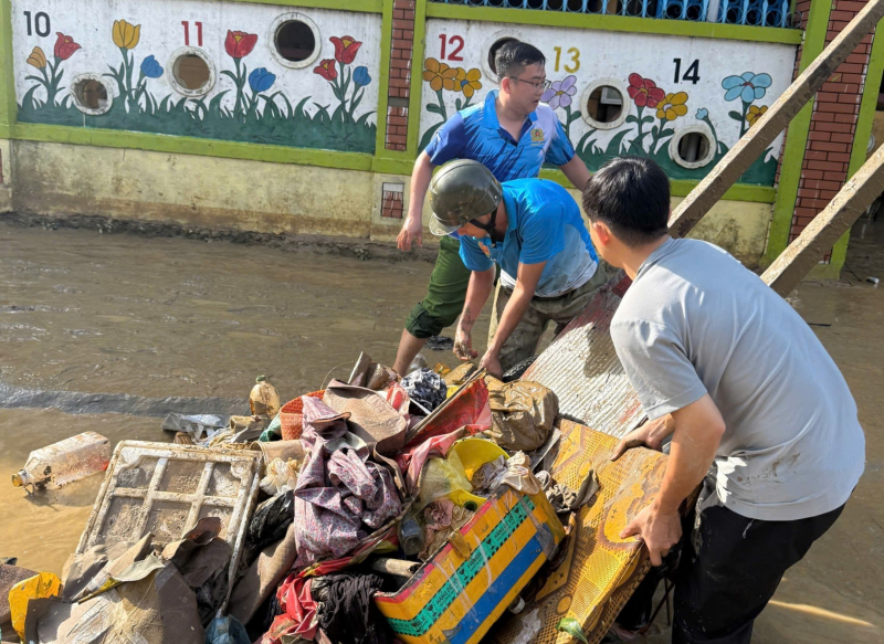 Hundreds of schools in Hue are still flooded, many schools organize online teaching -0
