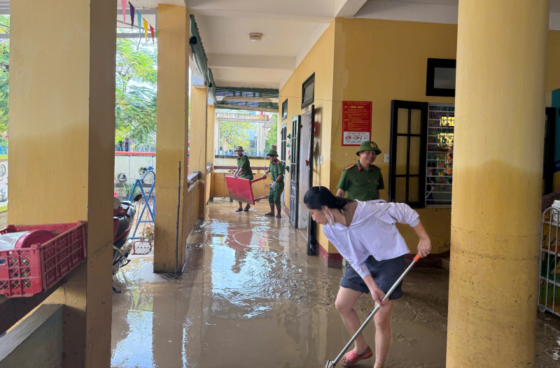 Hundreds of schools in Hue are still flooded, many schools organize online teaching -0