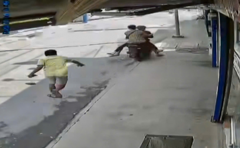 Vờ hỏi mua vàng rồi giật chạy ra xe đồng bọn tẩu thoát -0