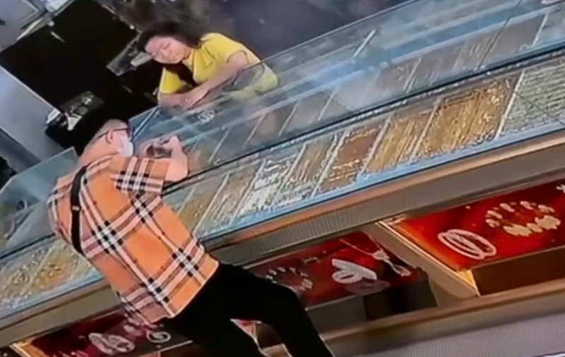 Vờ hỏi mua vàng rồi giật chạy ra xe đồng bọn tẩu thoát -0