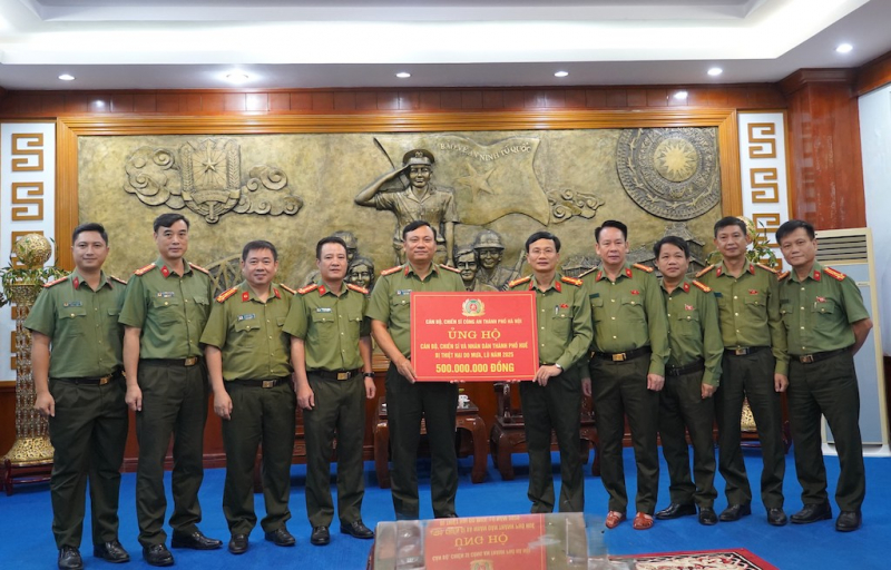 Công an Hà Nội tặng quà CBCS Công an và nhân dân thành phố Huế, tỉnh Quảng Trị bị ảnh hưởng bởi bão lụt -0