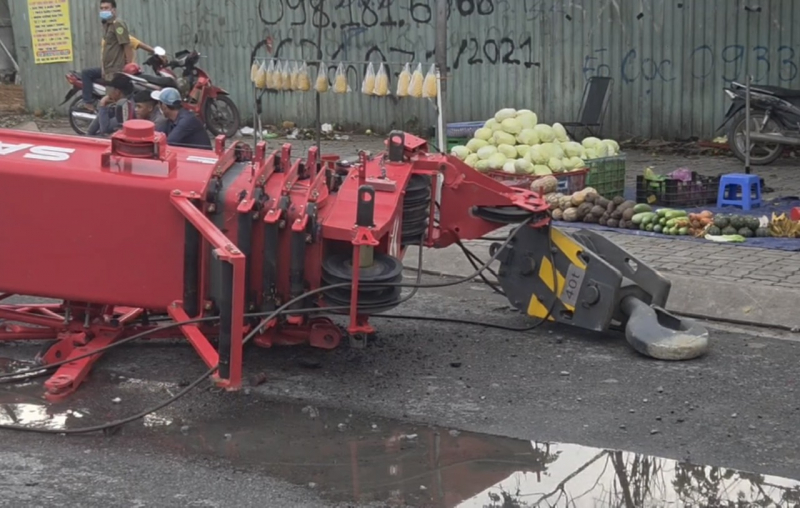 រត់គេចខ្លួនទាន់ពេលរថយន្តស្ទូចធ្លាក់ពីរ៉ឺម៉កមកលើផ្លូវ-០