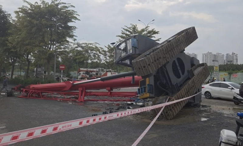 រត់គេចខ្លួនទាន់ពេលរថយន្តស្ទូចធ្លាក់ពីរ៉ឺម៉កមកលើផ្លូវ-០