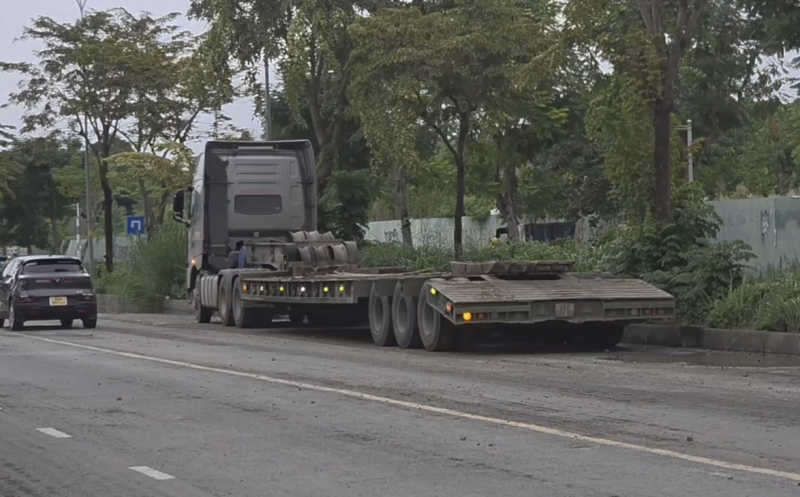 រត់គេចខ្លួនទាន់ពេលរថយន្តស្ទូចធ្លាក់ពីរ៉ឺម៉កមកលើផ្លូវ-១