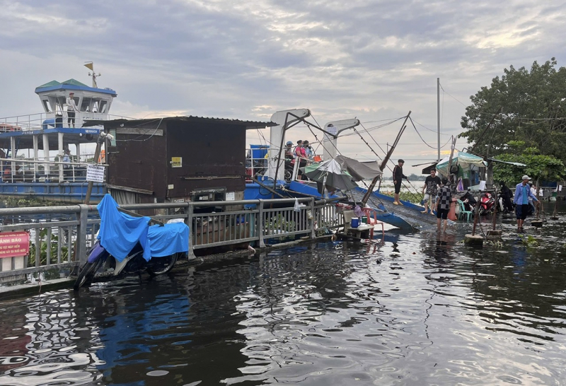 Triều cường kết hợp với mưa lớn khiến nhiều tuyến đường chìm trong nước -0