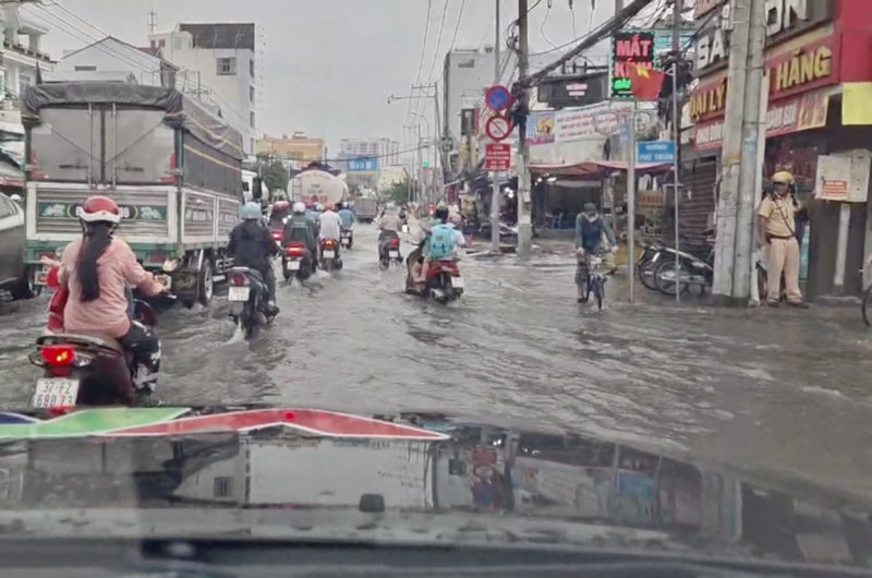 Triều cường kết hợp với mưa lớn khiến nhiều tuyến đường chìm trong nước -0
