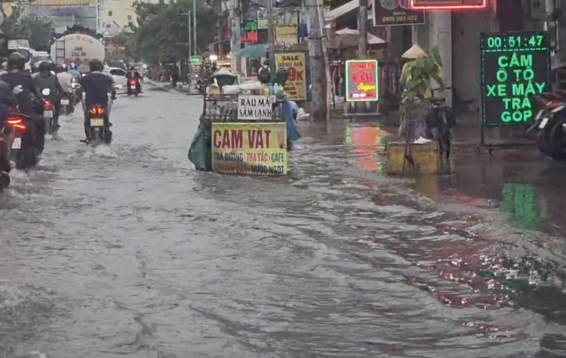 Triều cường kết hợp với mưa lớn khiến nhiều tuyến đường chìm trong nước -1