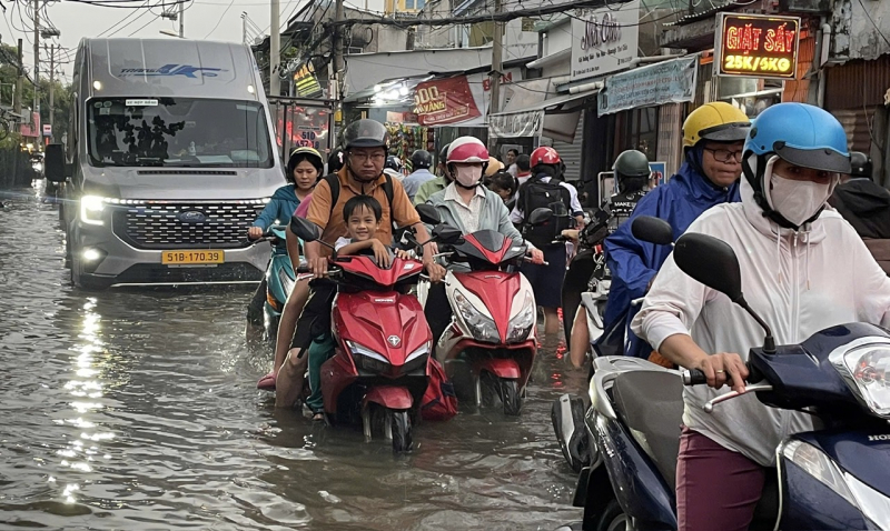 Triều cường kết hợp với mưa lớn khiến nhiều tuyến đường chìm trong nước -0